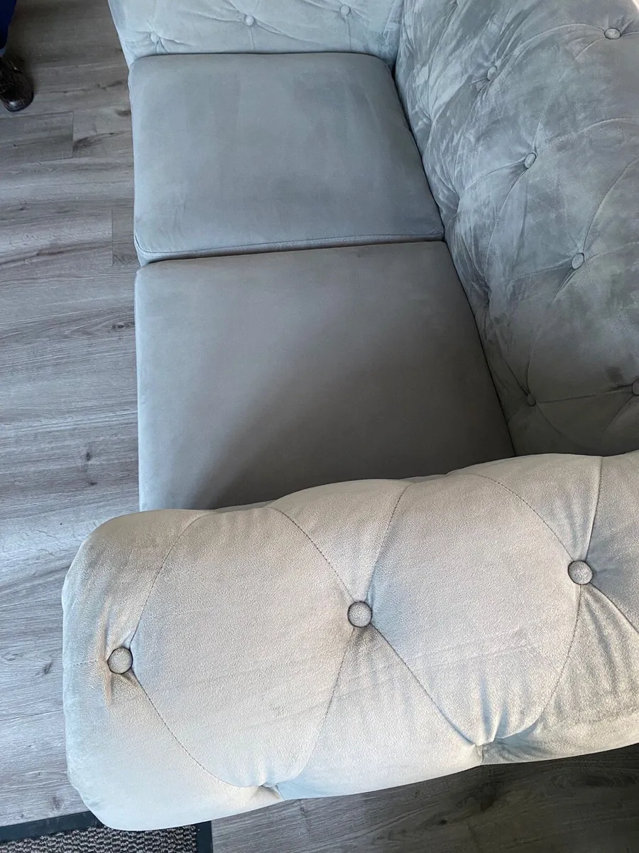 Chesterfield two seater velvet sofa - Image 4