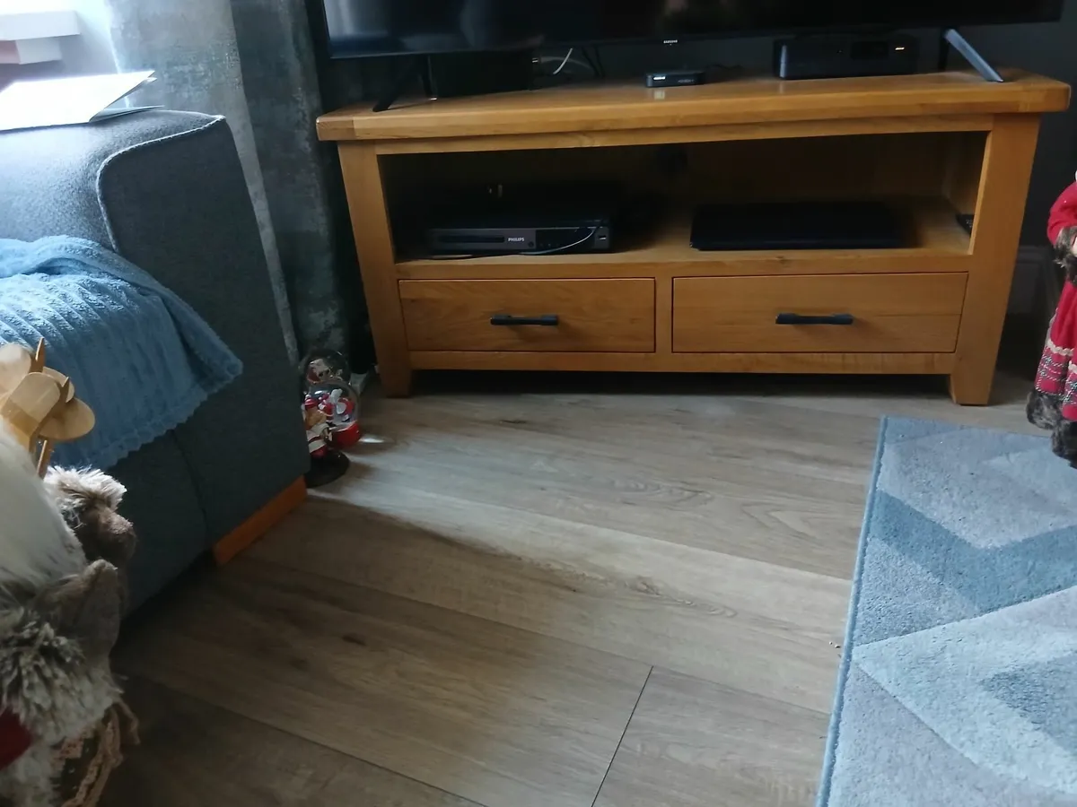 A tv cabinet - Image 1