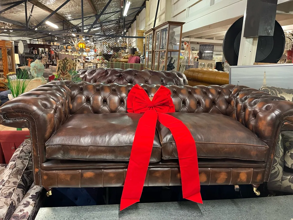 Antique chesterfield sofas & chairs 🎄🎄🎄 - Image 1