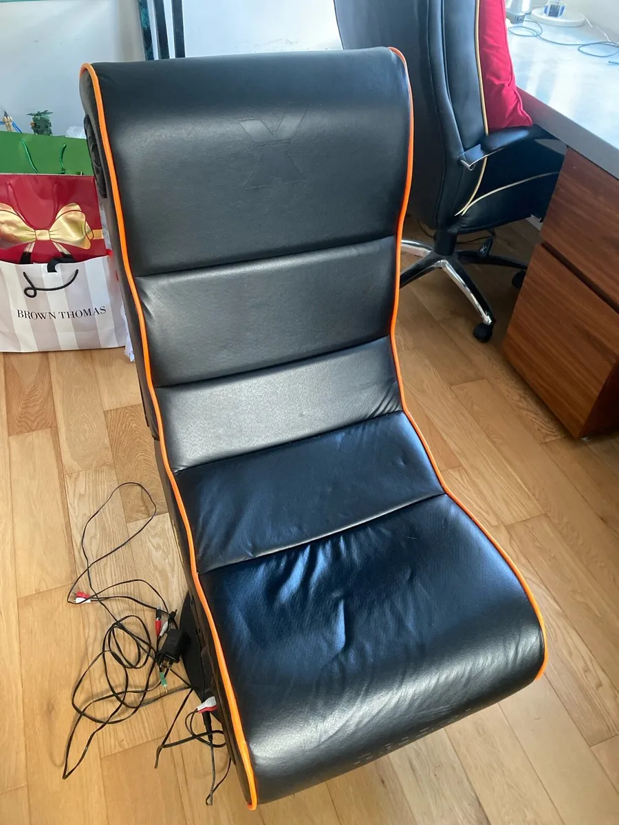 Gaming Chair with built in speakers - Image 1