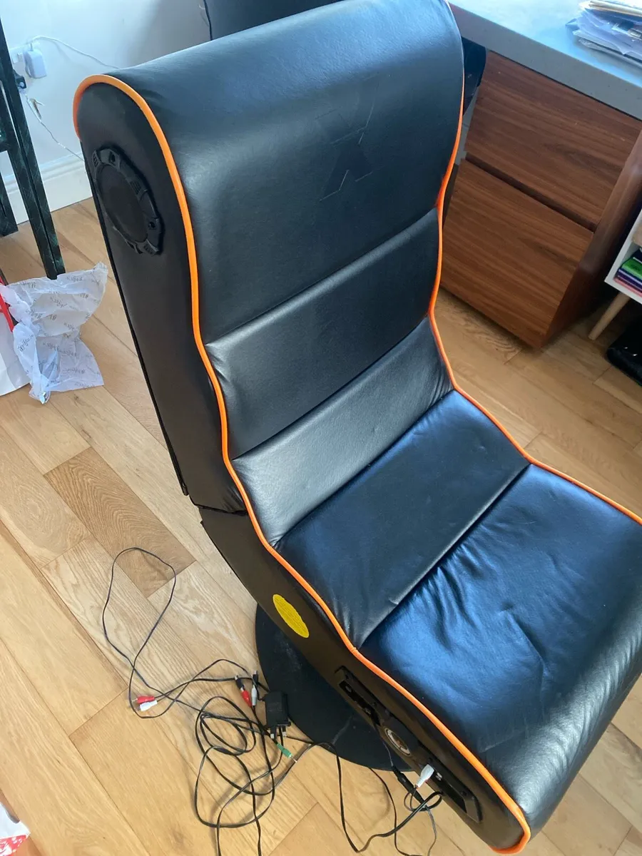 Gaming Chair with built in speakers - Image 2