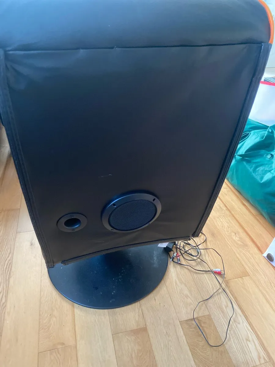Gaming Chair with built in speakers - Image 3