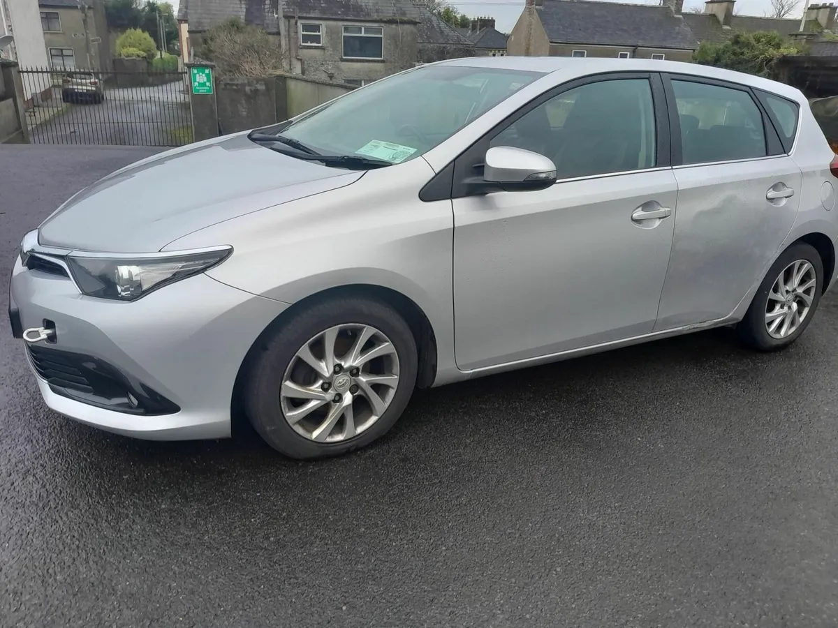 2016 toyota auris 1,4diesel  nct +tax € 3000 - Image 4