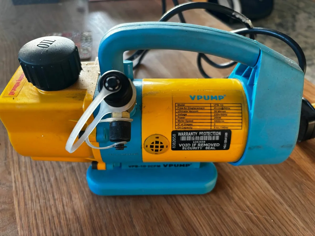 vacuum pump 2 CFM Vacuum Pump & A/C Manifold Gauge - Image 1