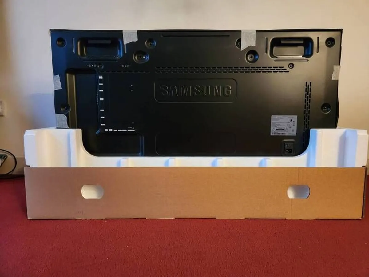 Samsung UH46F5 - 46" LED-backlit LCD display - for digital signage - Image 2