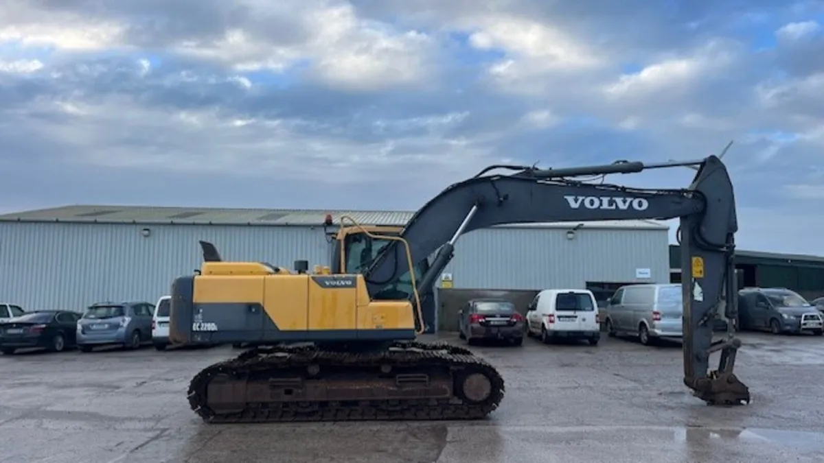 2013 VOLVO EC220 DL - Image 1