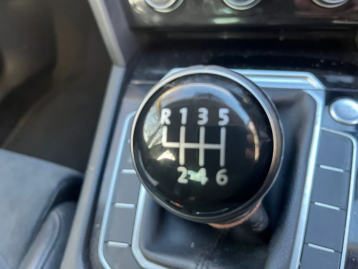 Volkswagen Passat 2015 - Image 2