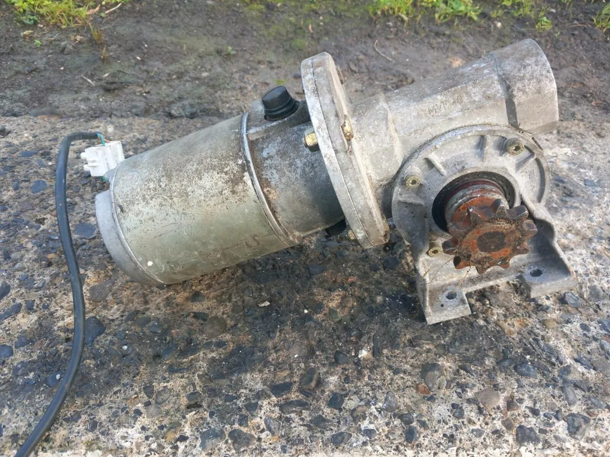Motor with reduction gearbox for sale - Image 1