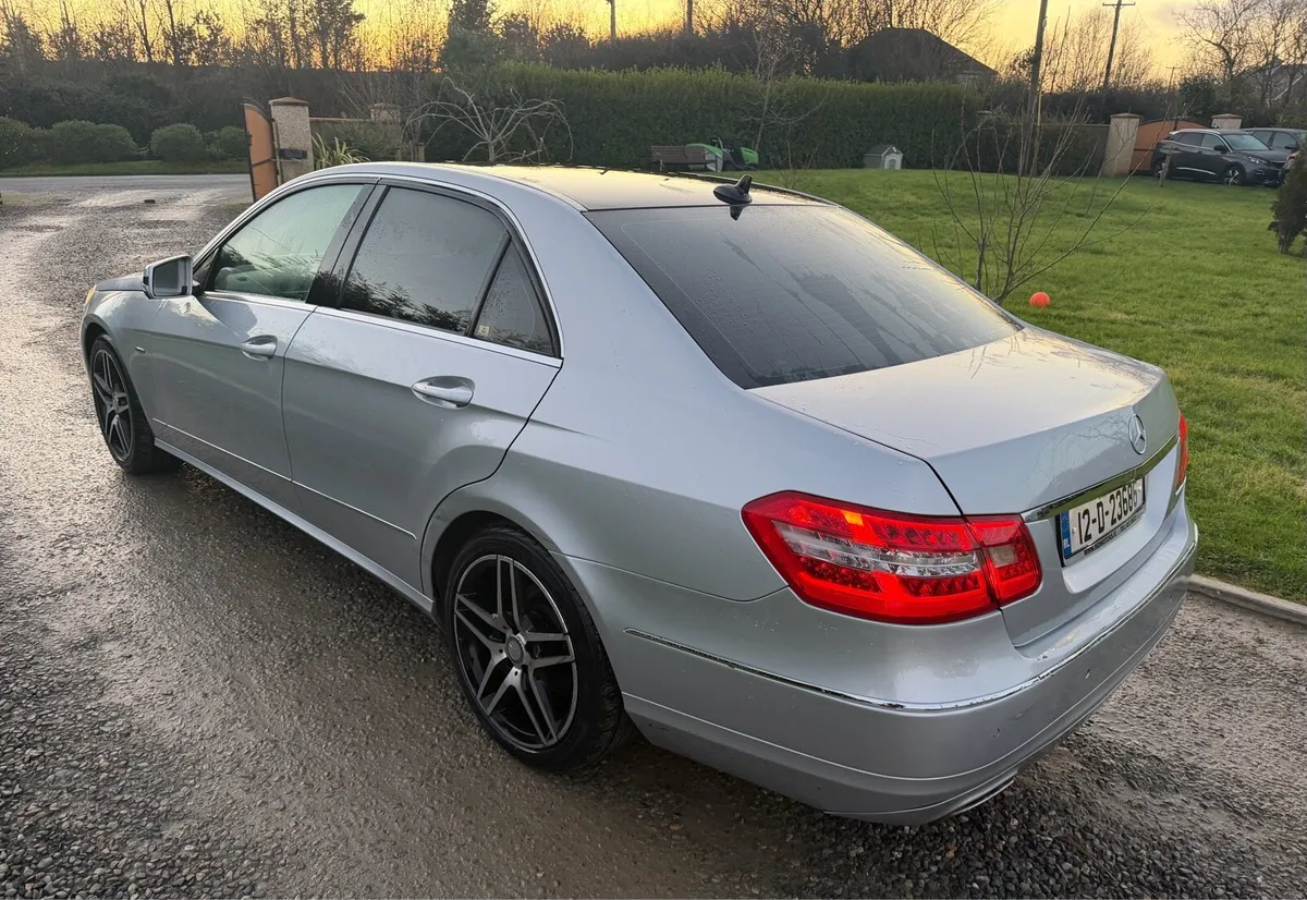 Mercedes E200 Automatic - Image 4