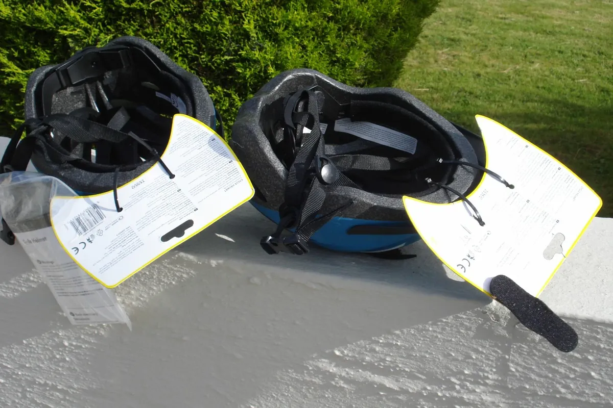 3 LIGHTWEIGHT CYCLING HELMETS, SIZE; 48 -54 cm. - Image 2