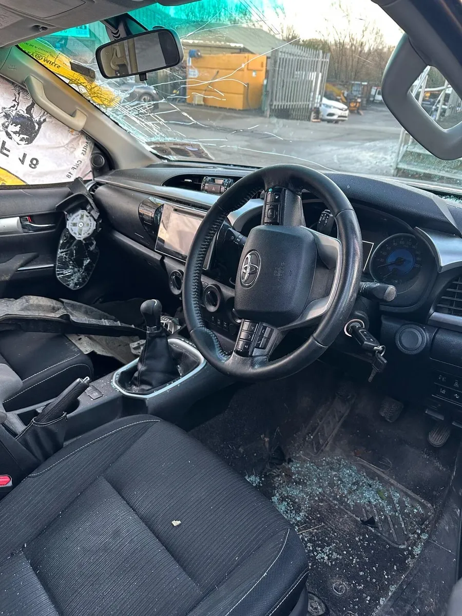 2017 Toyota Hilux - Image 4