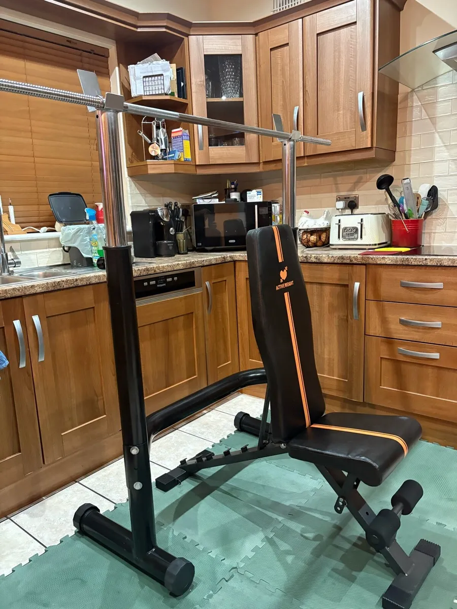 NICE GYM WEIGHTLIFTING SET, SQUAT RACK, BENCH ETC - Image 3