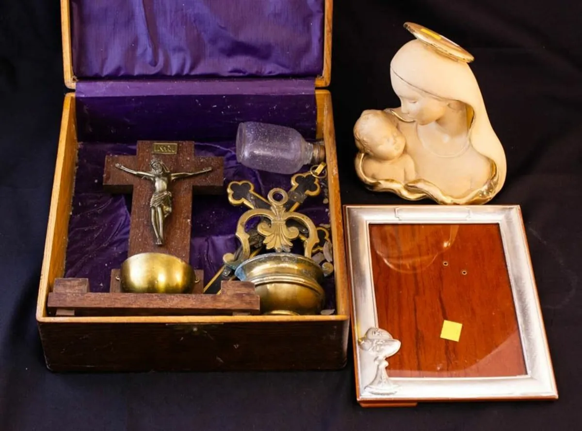 Travelling priest box