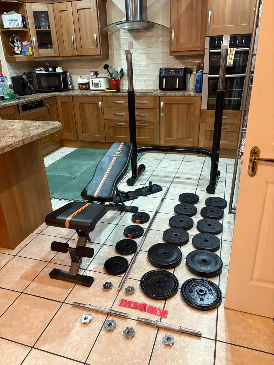 NICE GYM WEIGHTLIFTING SET, SQUAT RACK, BENCH ETC - Image 1