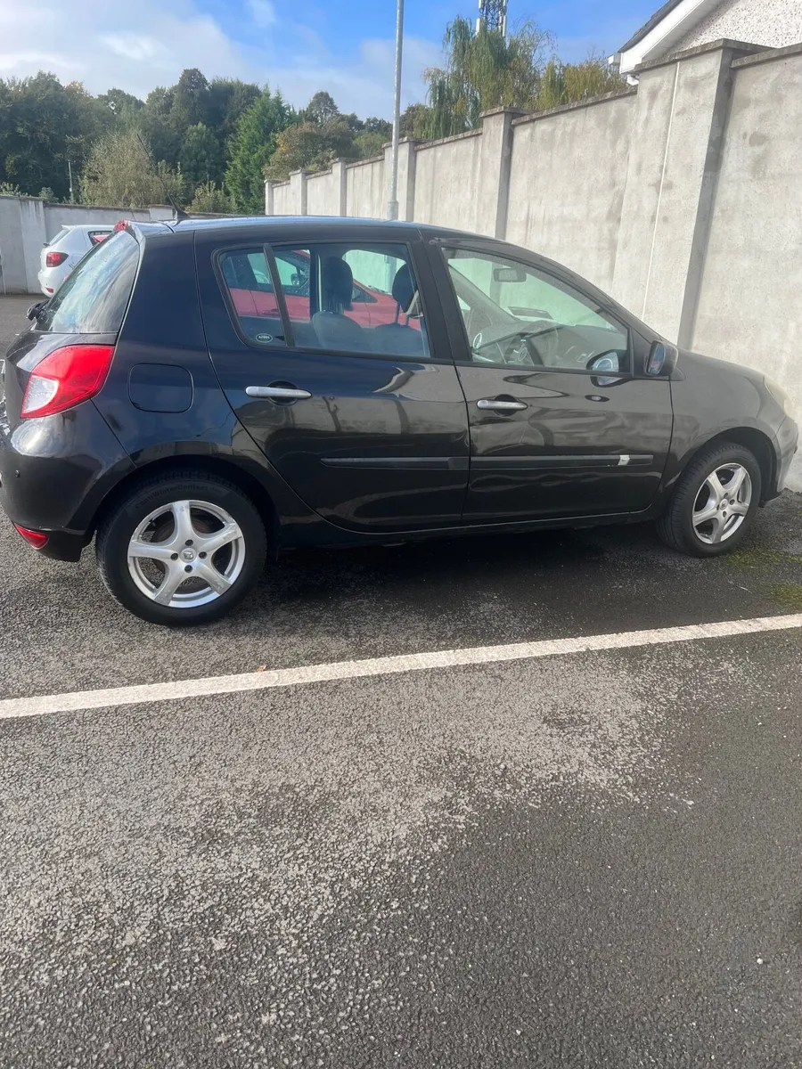 Renault Clio 2010 - Image 1