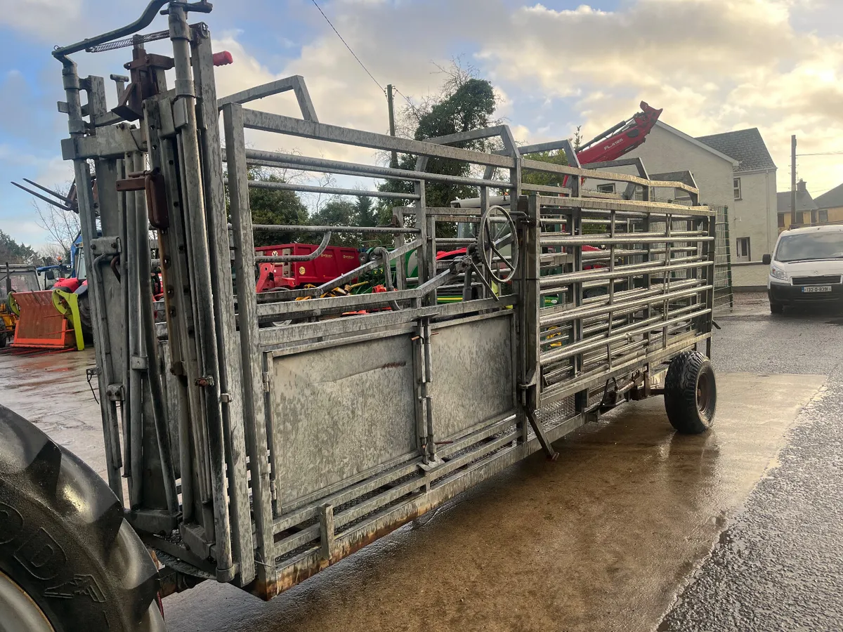 Portable cattle crush - Image 1