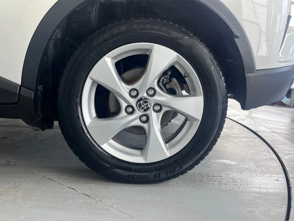 Toyota C-HR HYBRID LUNA 4DR AUTO**SEMI DIGITAL DAS - Image 4