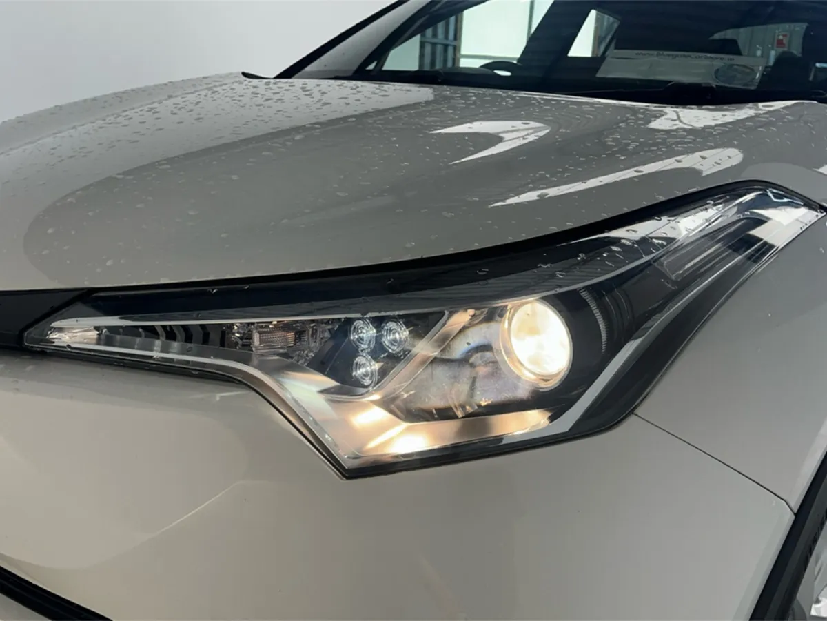 Toyota C-HR HYBRID LUNA 4DR AUTO**SEMI DIGITAL DAS - Image 2
