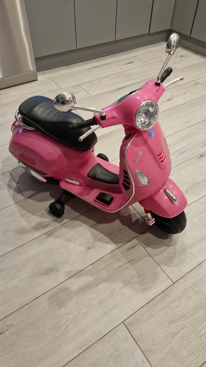 Ride on Vespa - Image 3