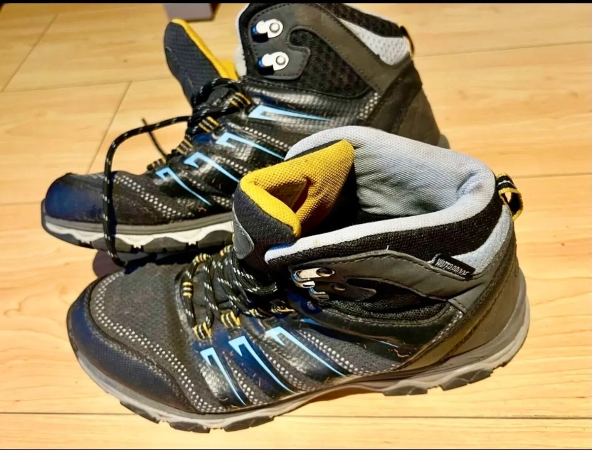 Hiking shoes - Image 1