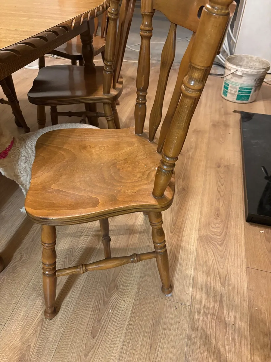 Table and chairs - Image 4