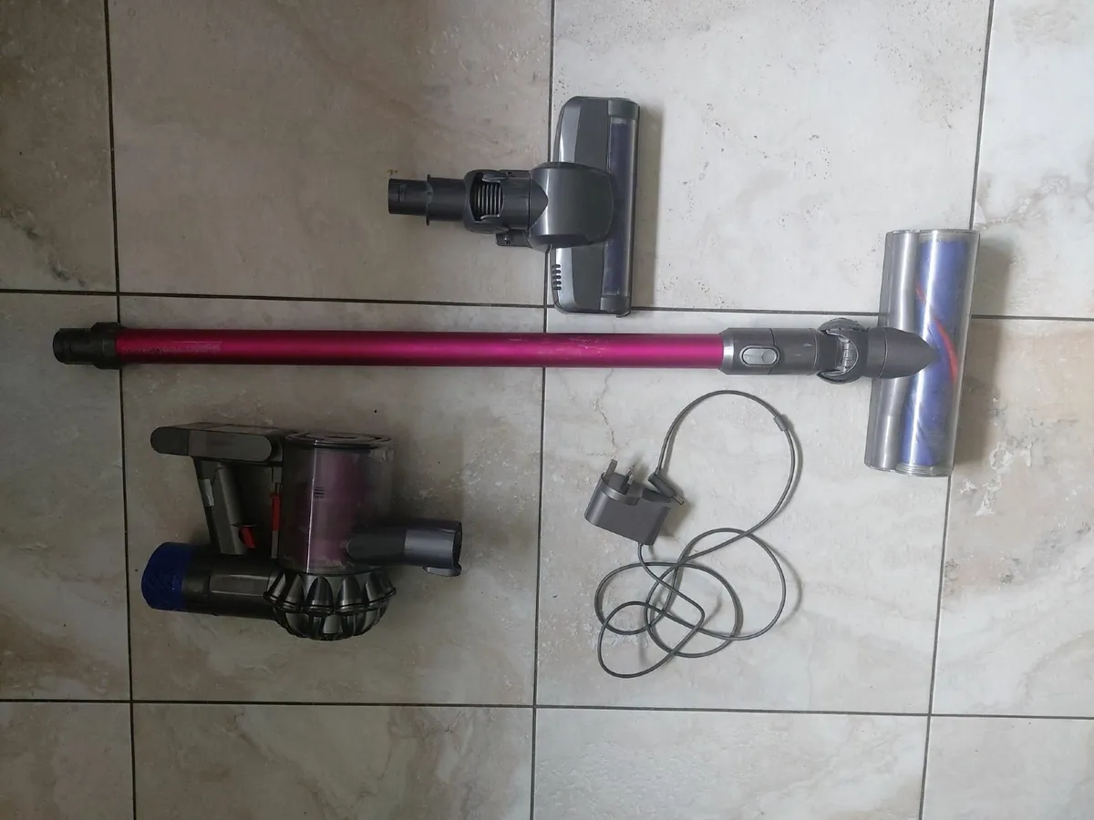 Dyson V6 Absolute (Weak battery) - Image 1