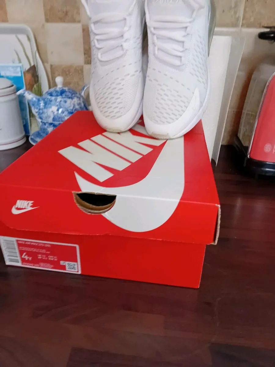 NIKE LADIES TRAINERS NEW BOXED - Image 1