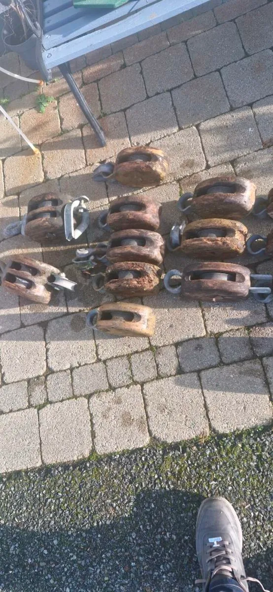 Wooden pulley blocks - Image 1