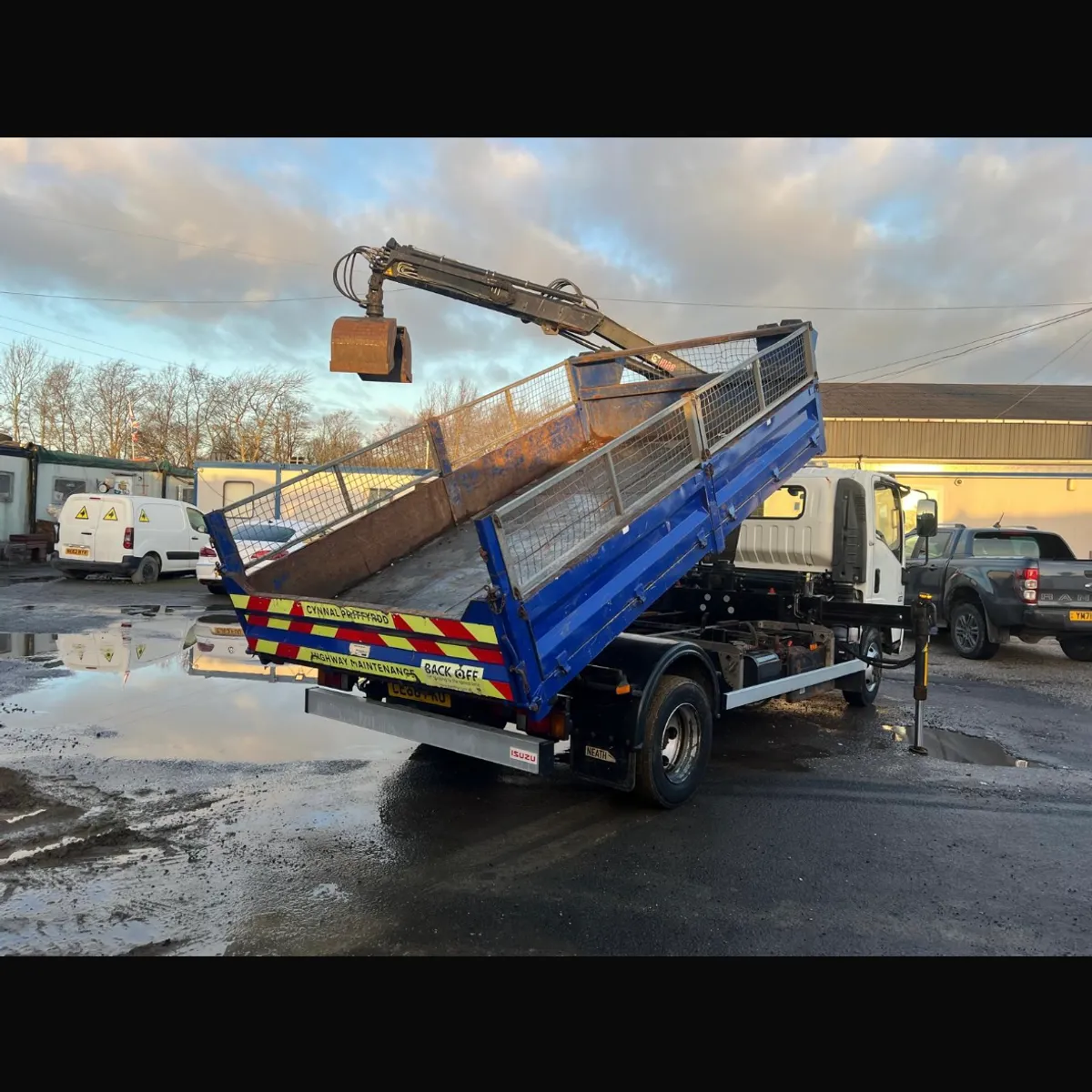 Isuzu Tipper Grab - Image 3