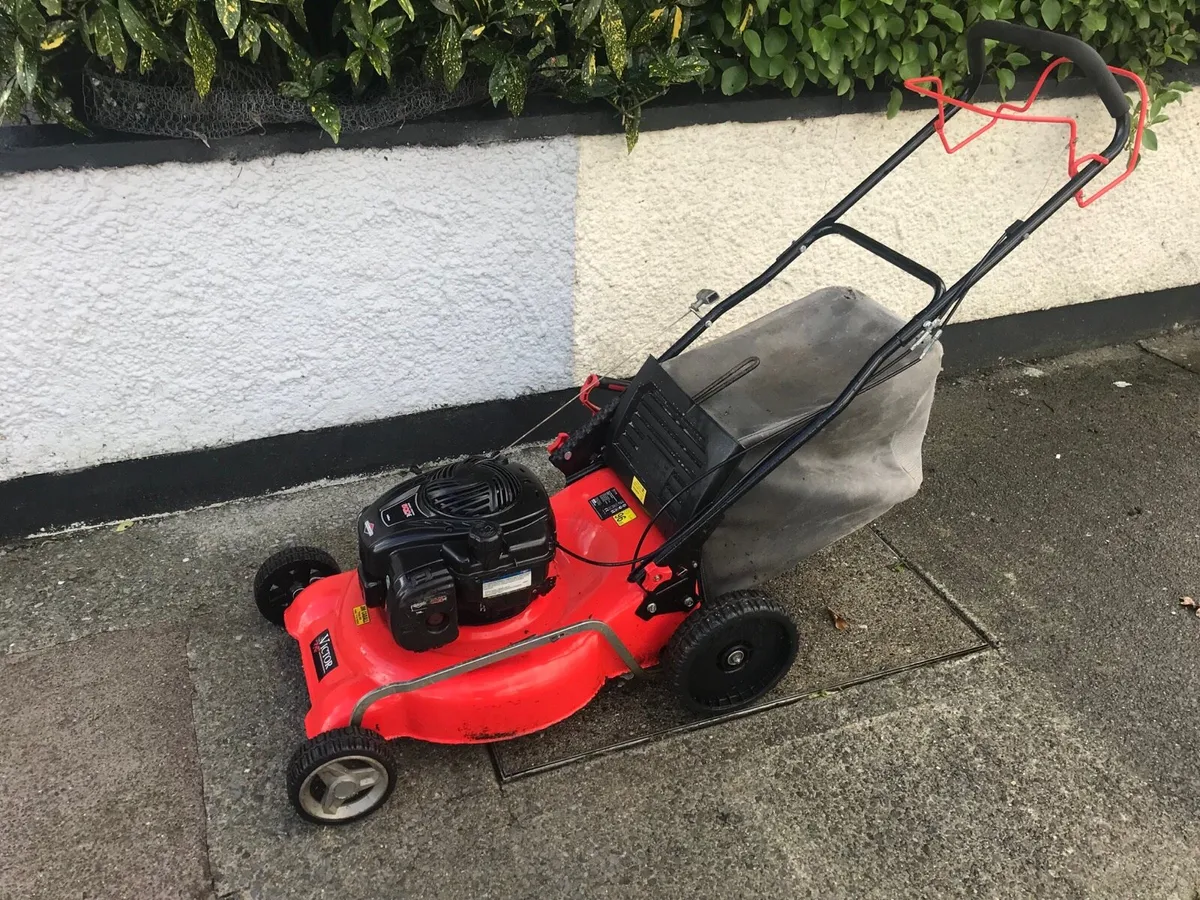 Briggs and stration Self drive lawnmower - Image 2