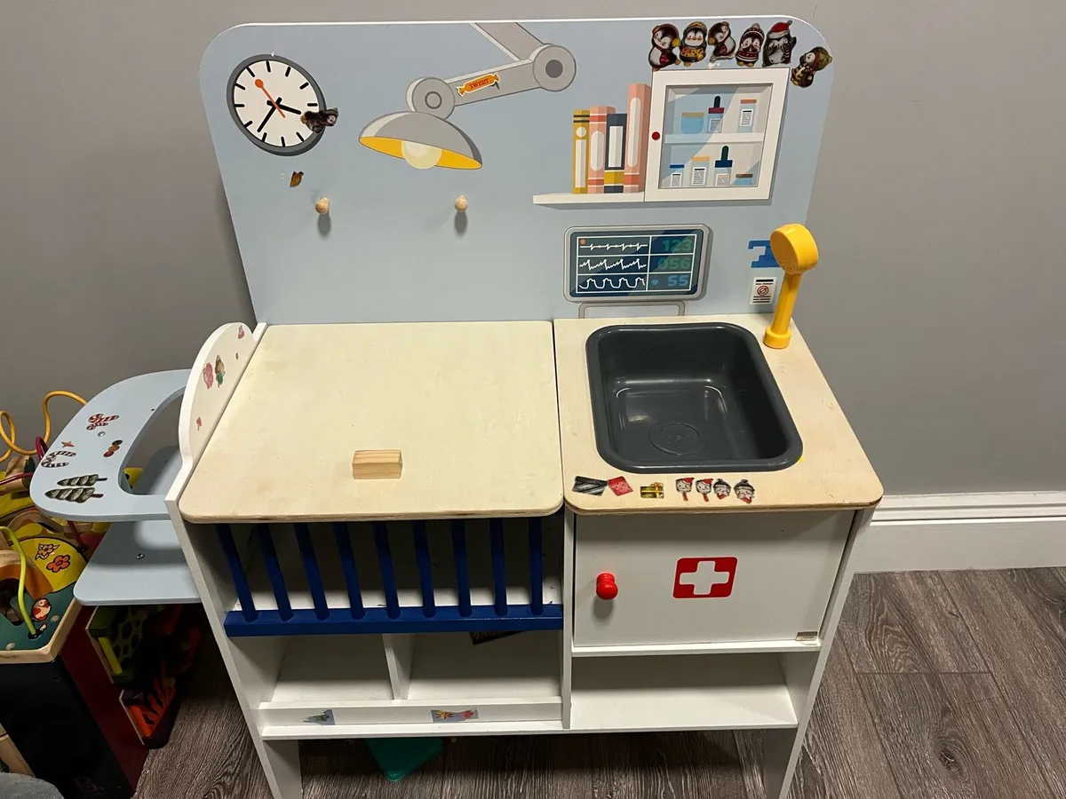 Kids doctor table - Image 1