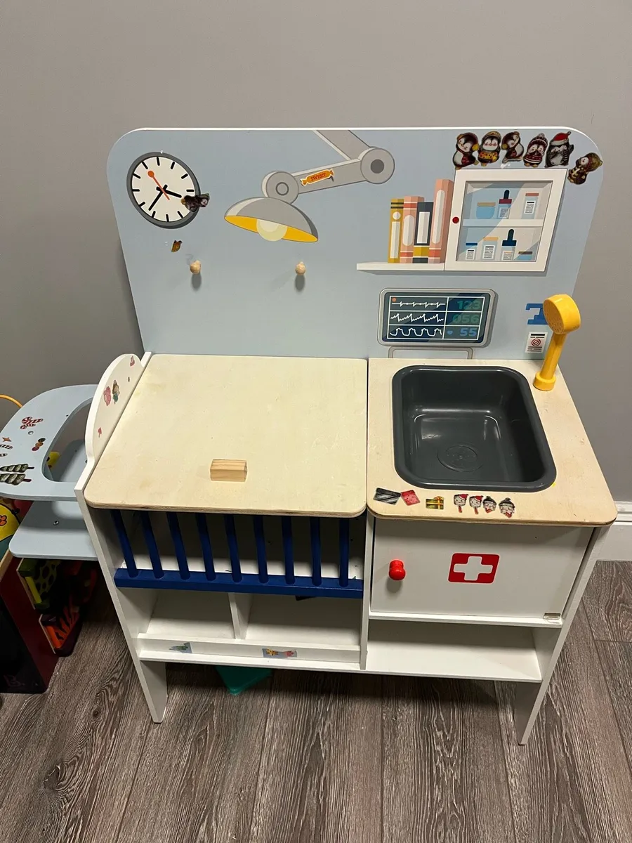 Kids doctor table - Image 2