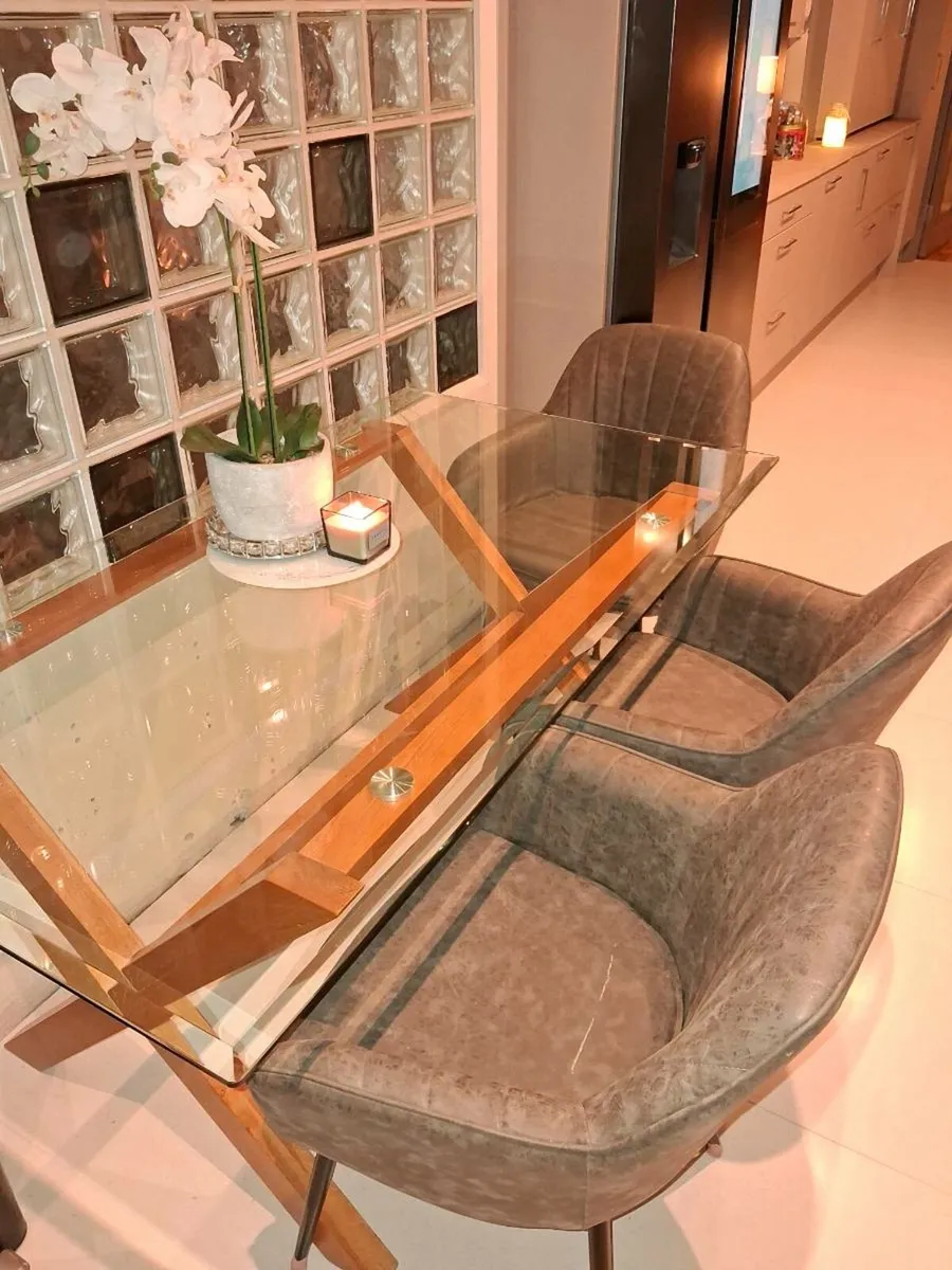 Kitchen table and chairs - Image 1