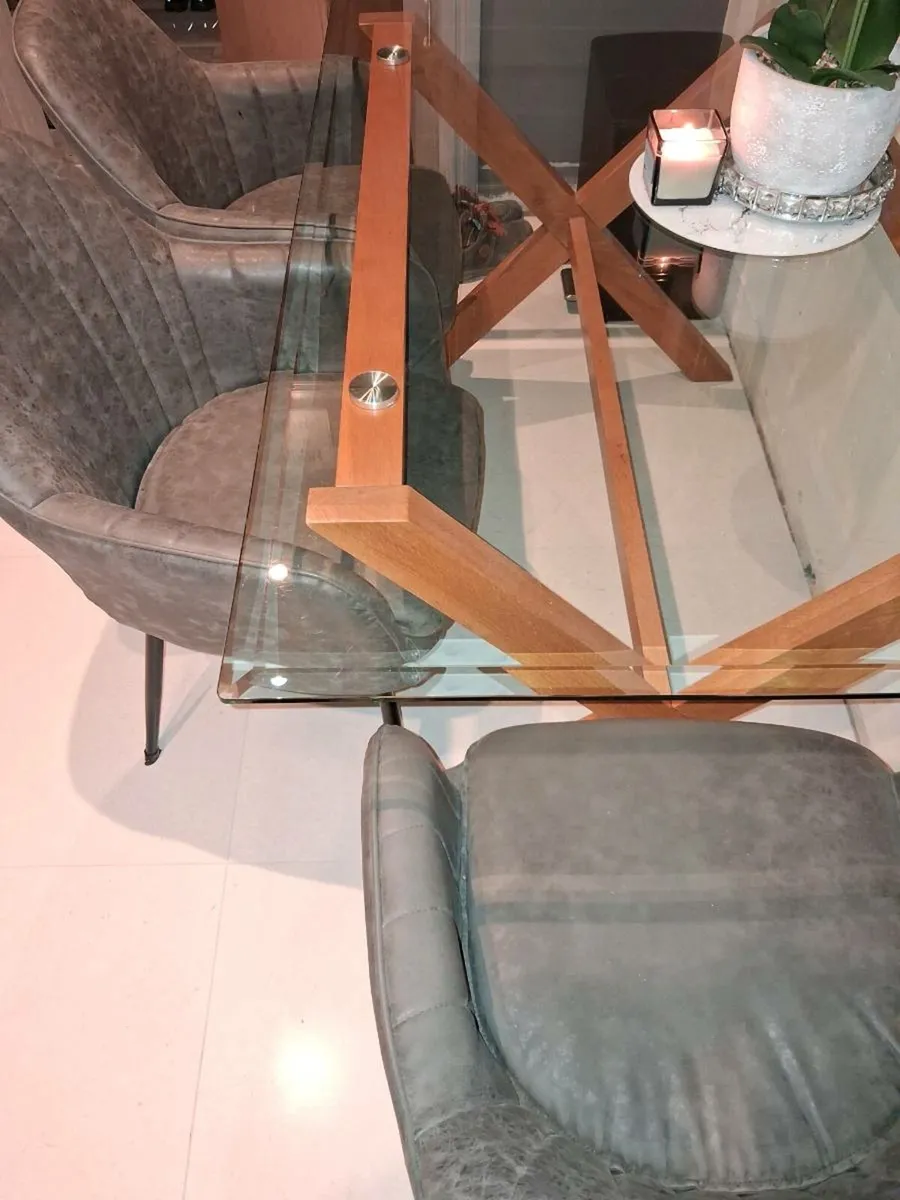 Kitchen table and chairs - Image 2