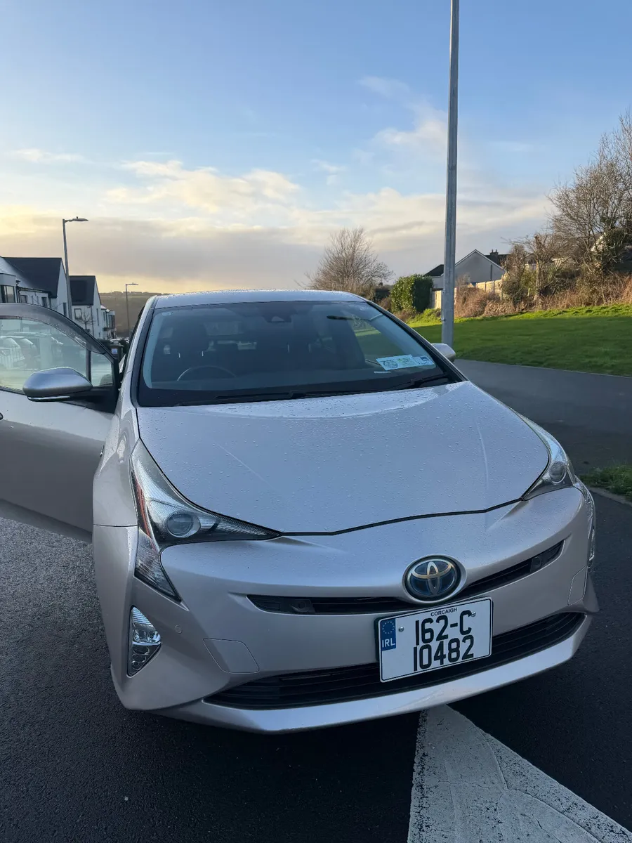 Toyota Prius 2016 E-four - Image 2