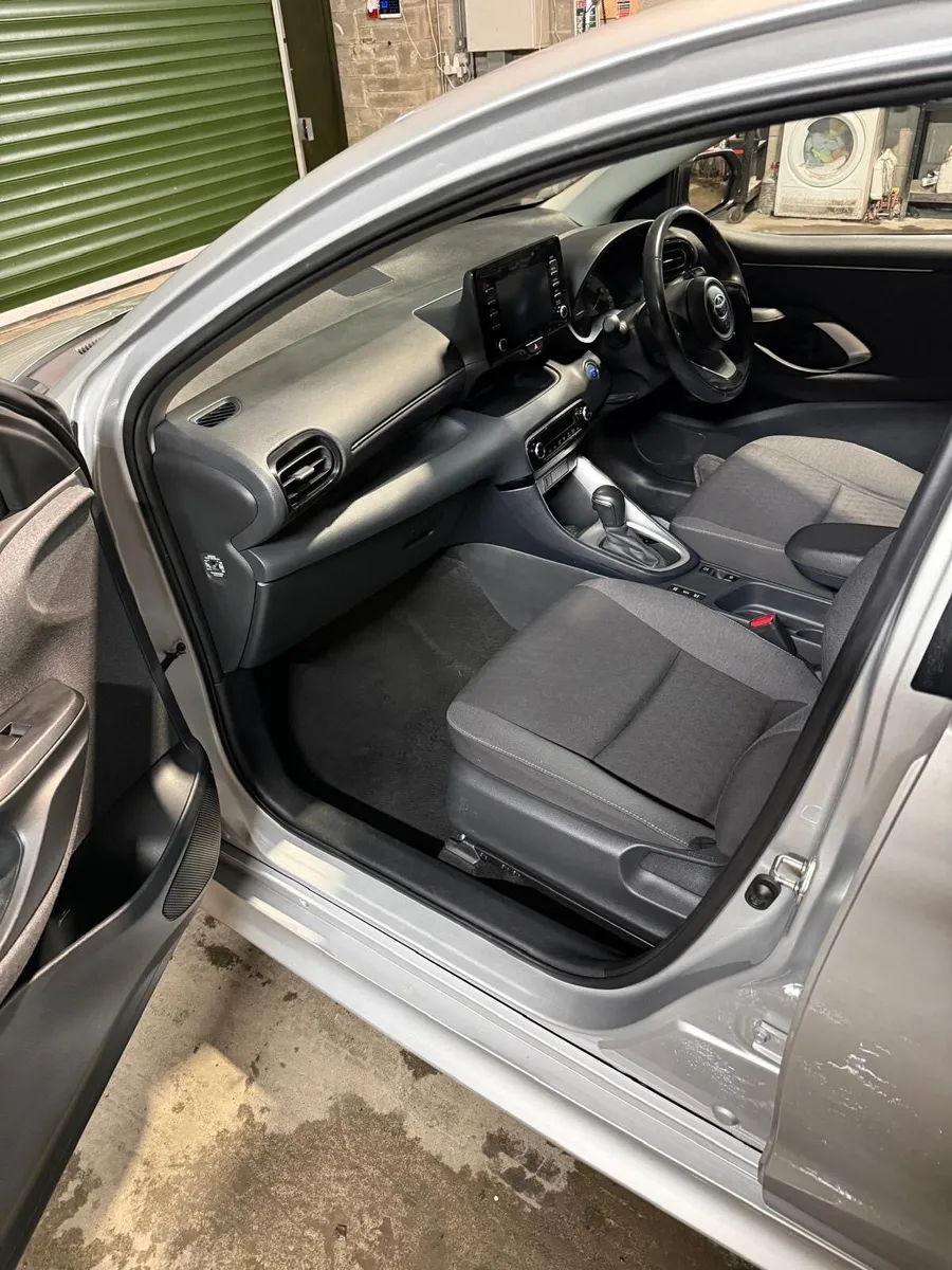 2021 TOYOTA YARIS AUTO - Image 3