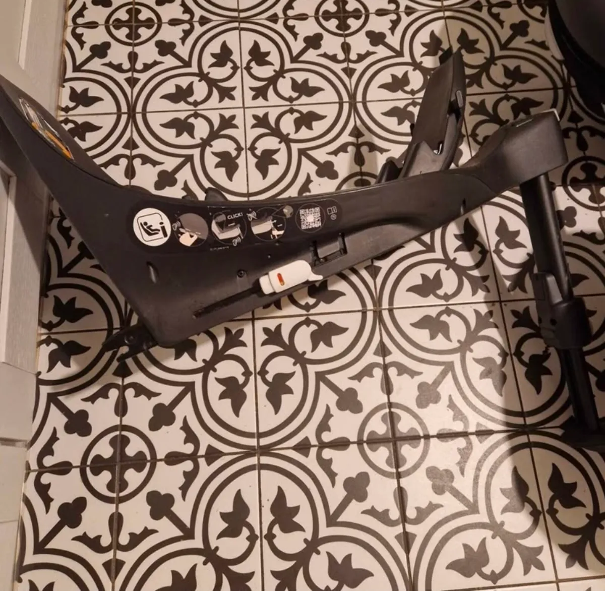 Cybex car seat base - Image 1