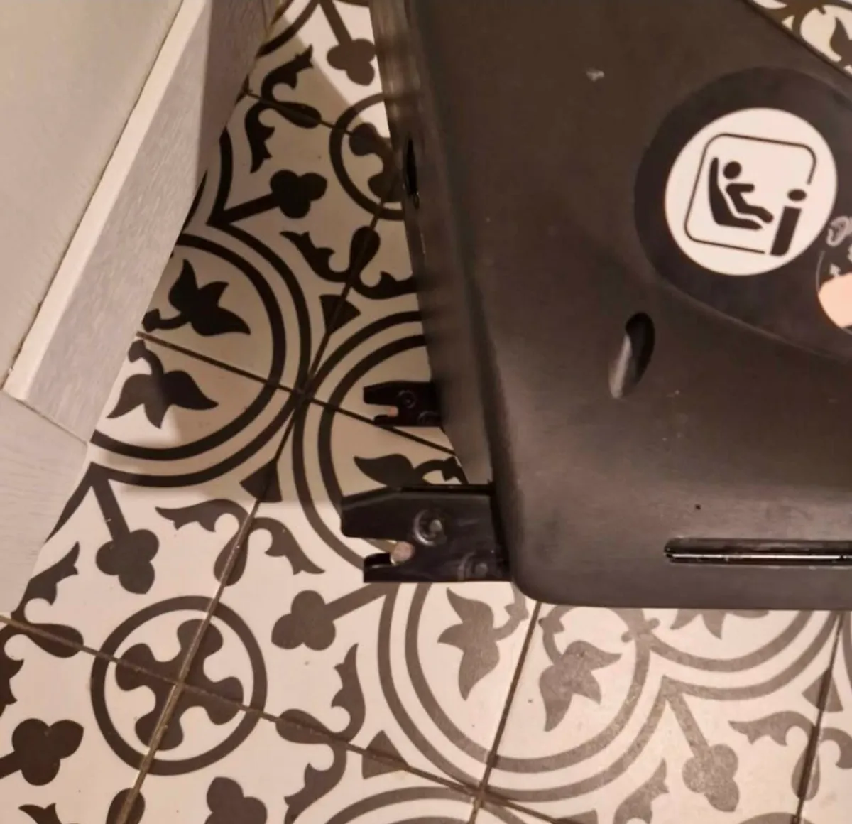 Cybex car seat base - Image 2