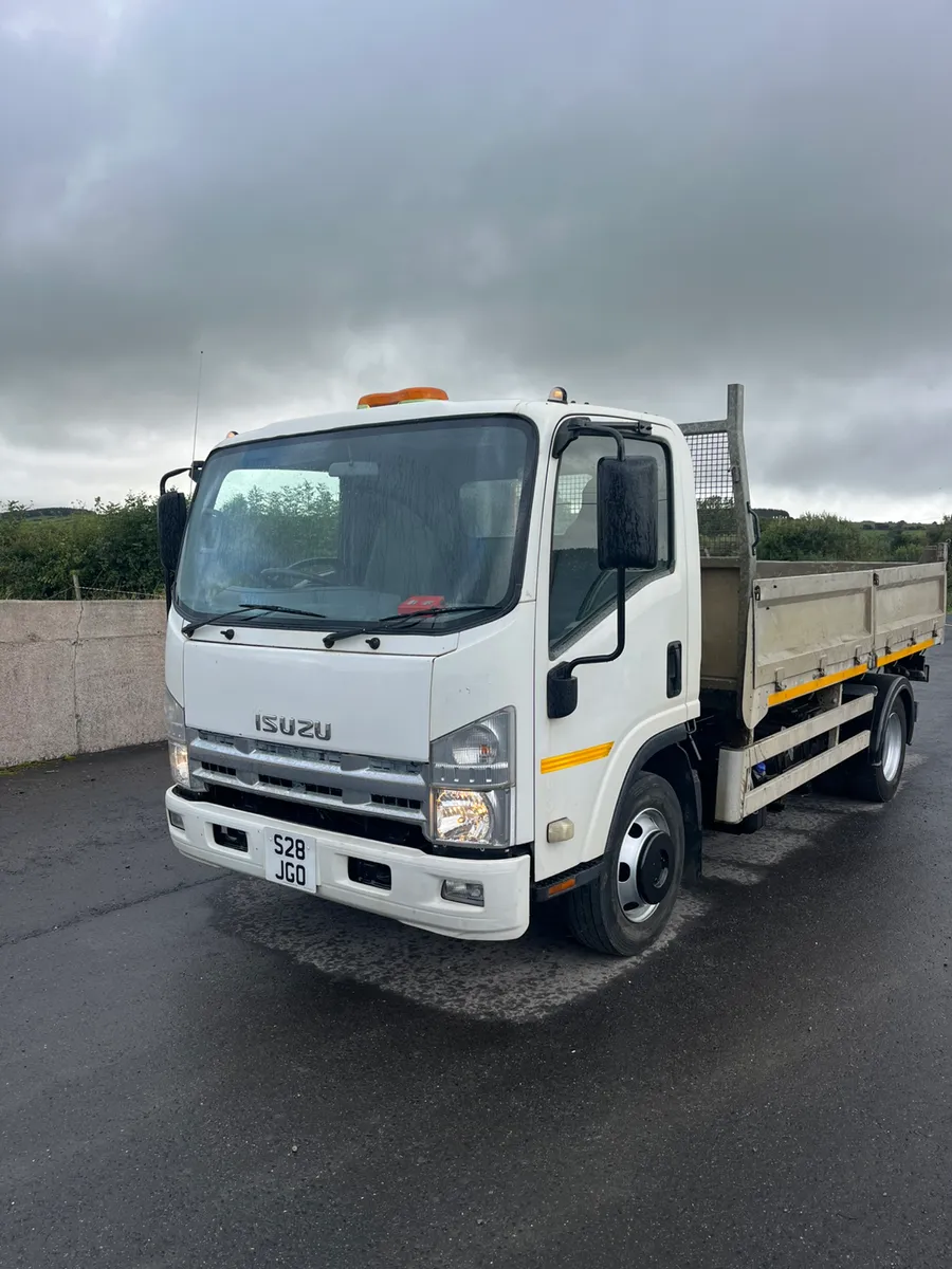 Isuzu tipper - Image 3