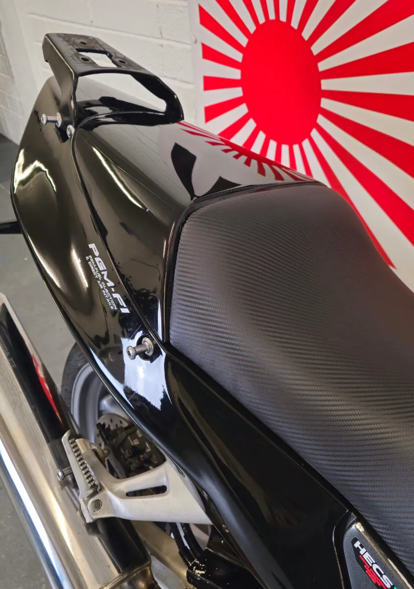 2001 Honda CBR 1100 XX Blackbird - Image 2