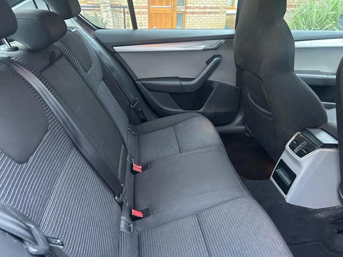 16 Skoda Octavia  1.6 Tdi ( Ambition ) - Image 3