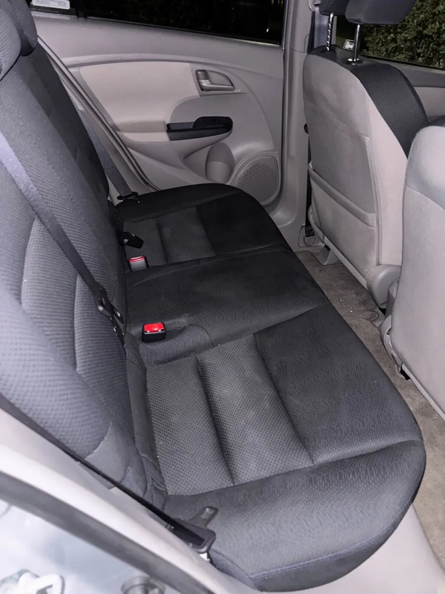 2010 Honda Insight Hybrid – Automatic – Very Low M - Image 3