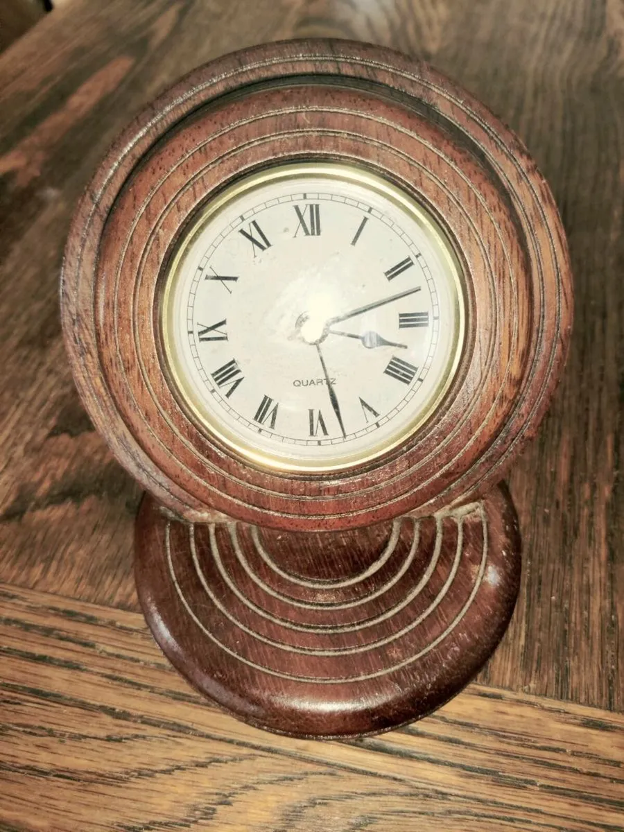 VINTAGE MAHOGANY WOOD, 5"Tall Golf Mantle Clock ! - Image 1