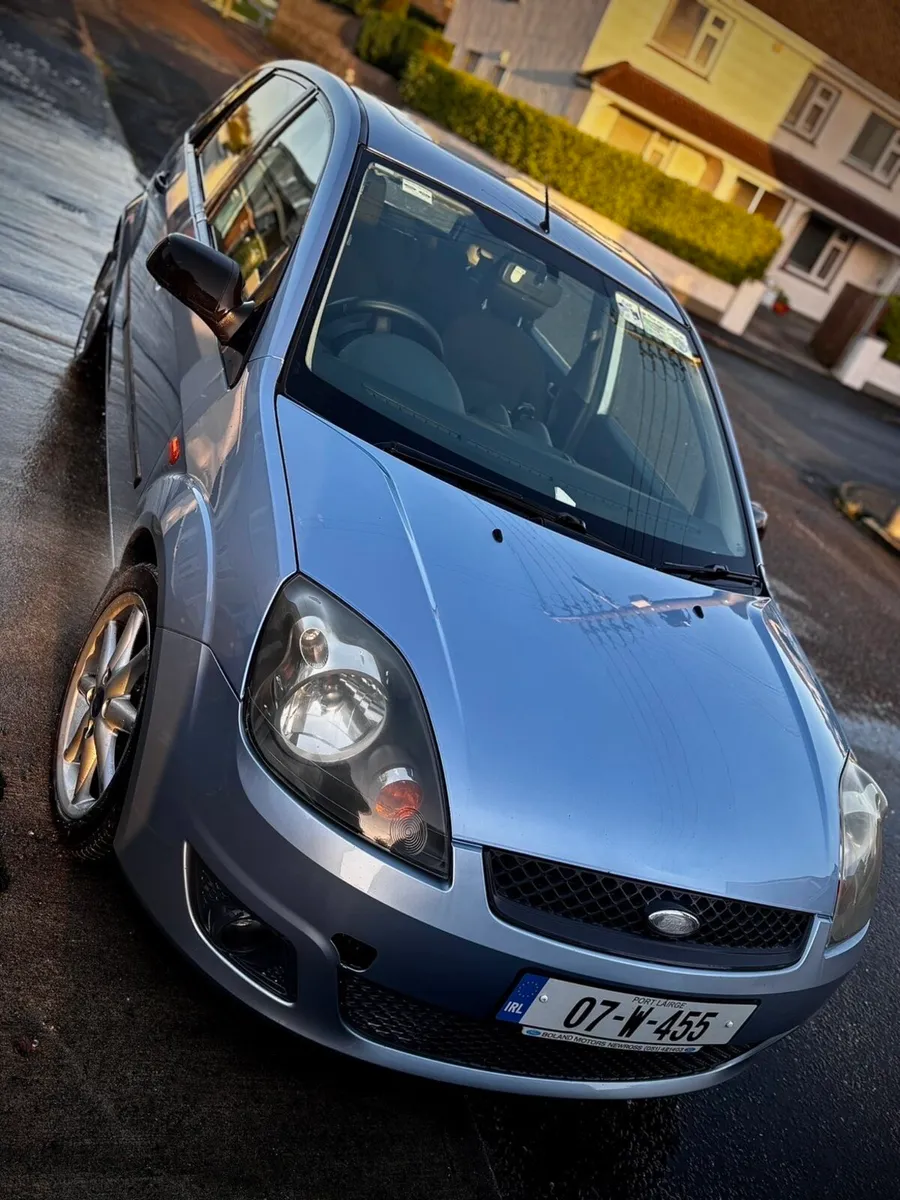 Ford Fiesta sunroof - Image 1