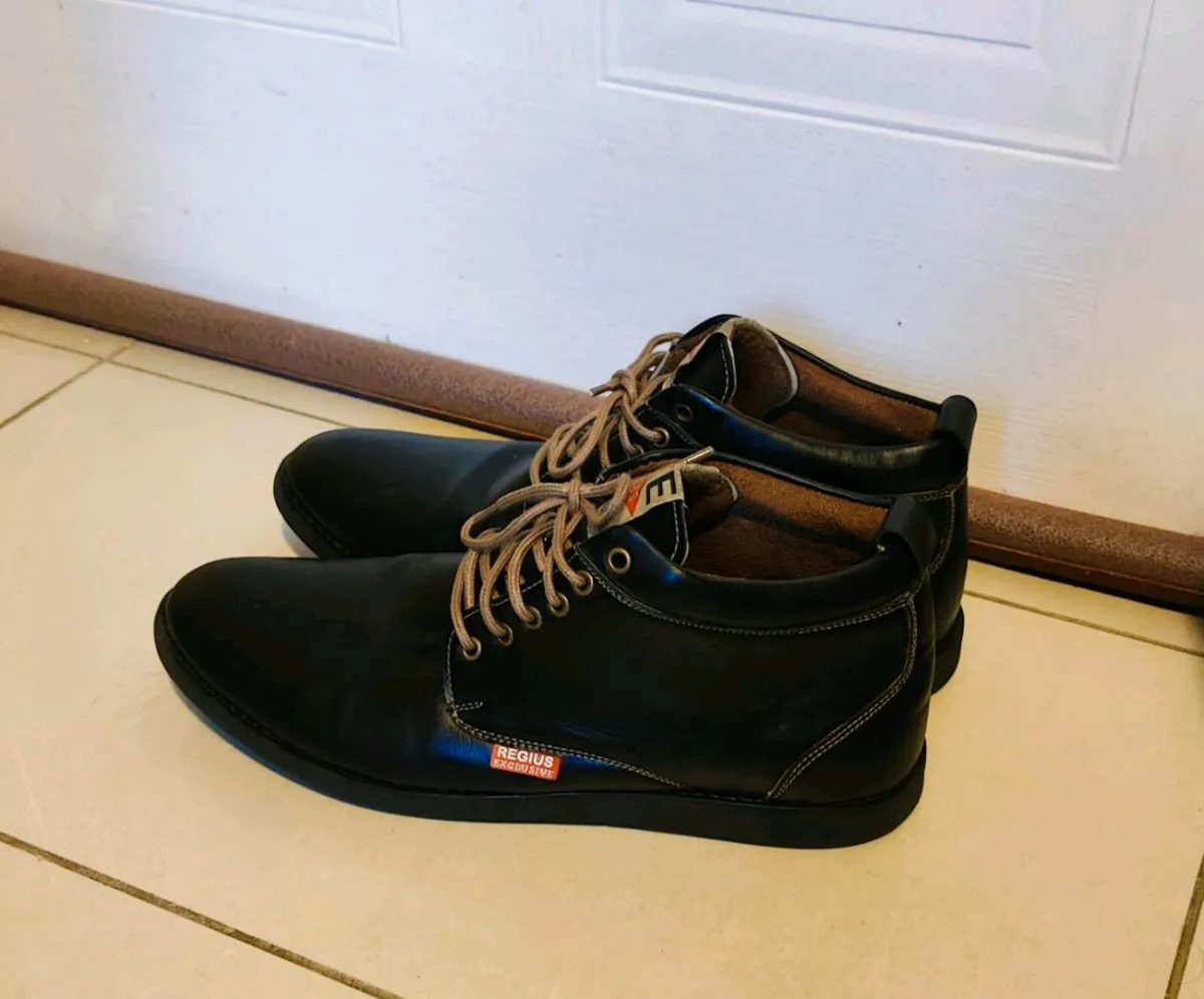 Black Leather Boots Regius exclusive Size UK 9 / E - Image 3