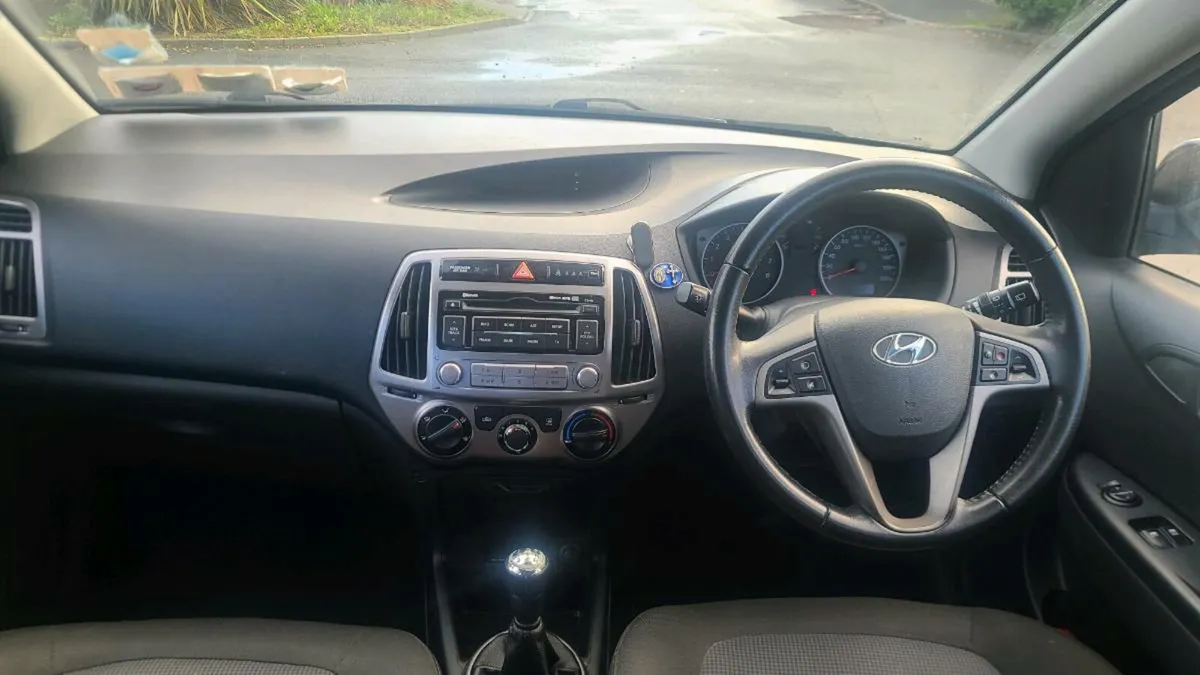Hyundai i20 Deluxe with Reverse Parking Camera - Image 2