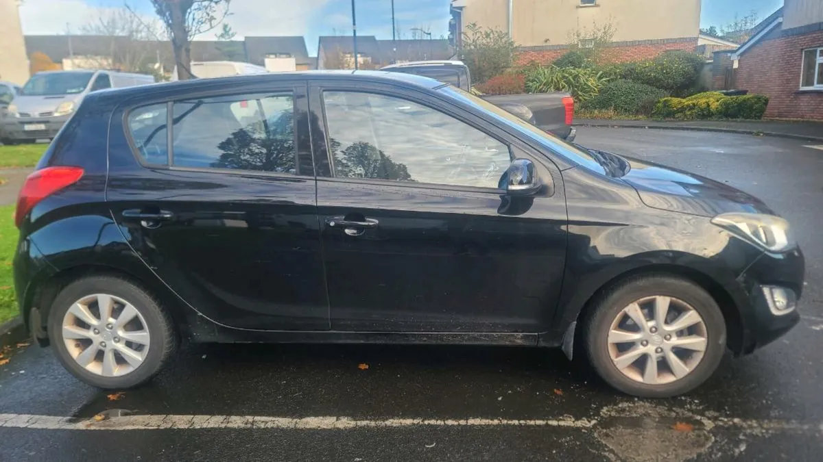 Hyundai i20 Deluxe with Reverse Parking Camera - Image 4