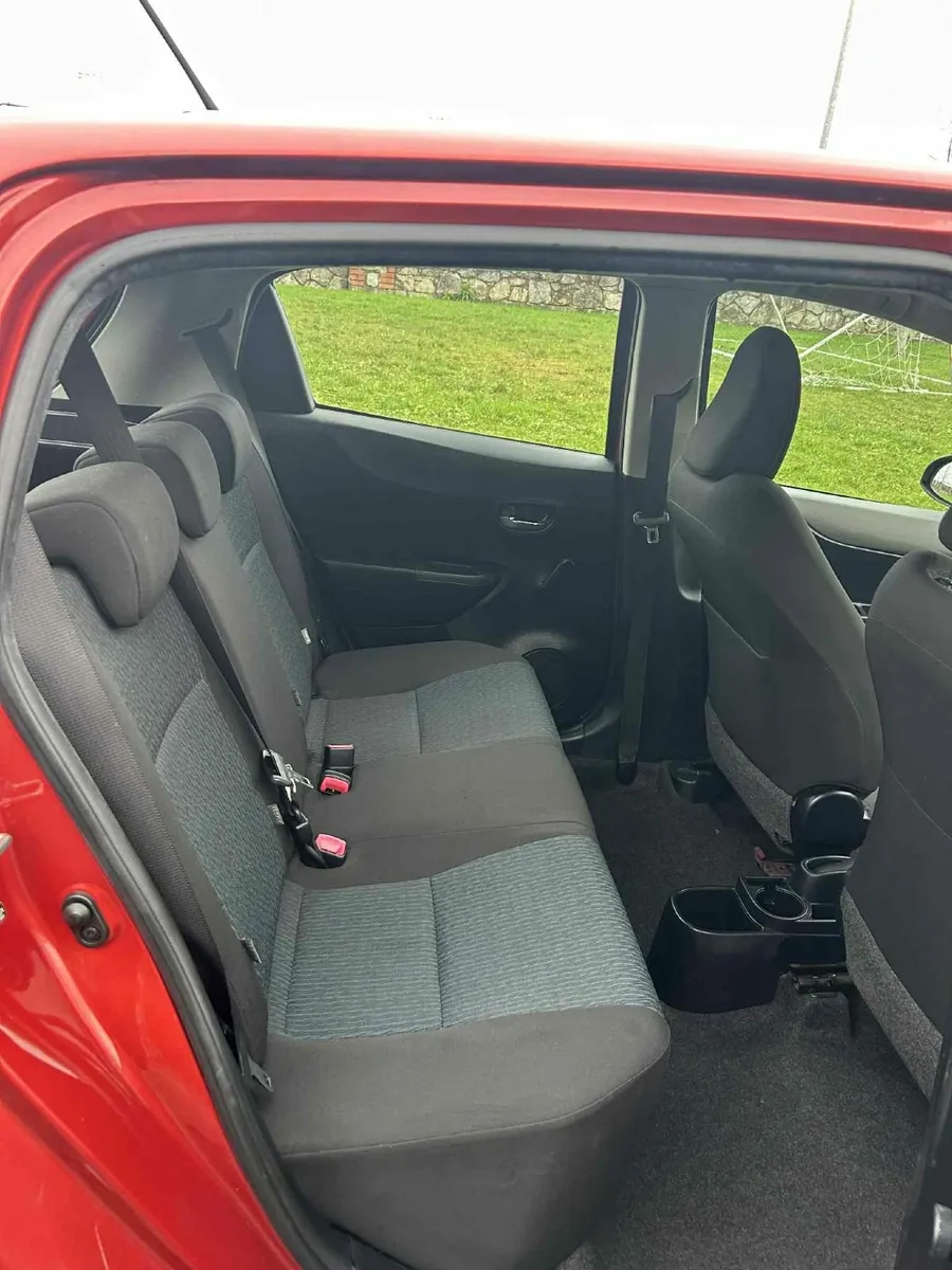Toyota Yaris 2012 - Image 2