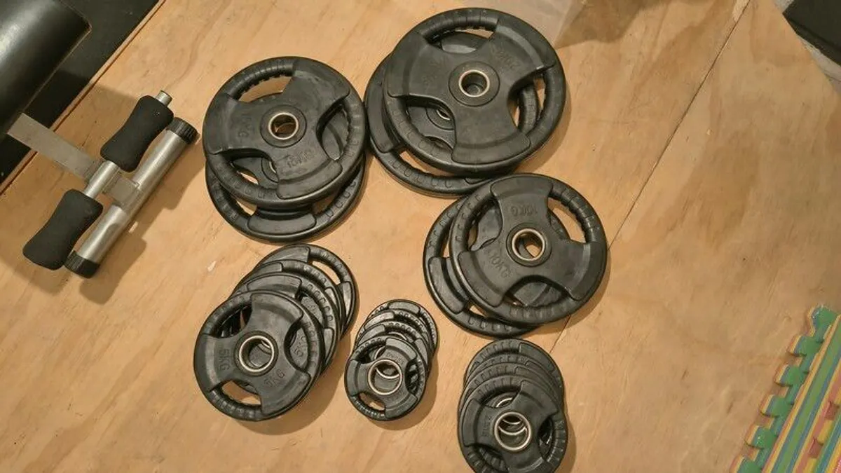 Olympic bar and rubber plates - Image 1