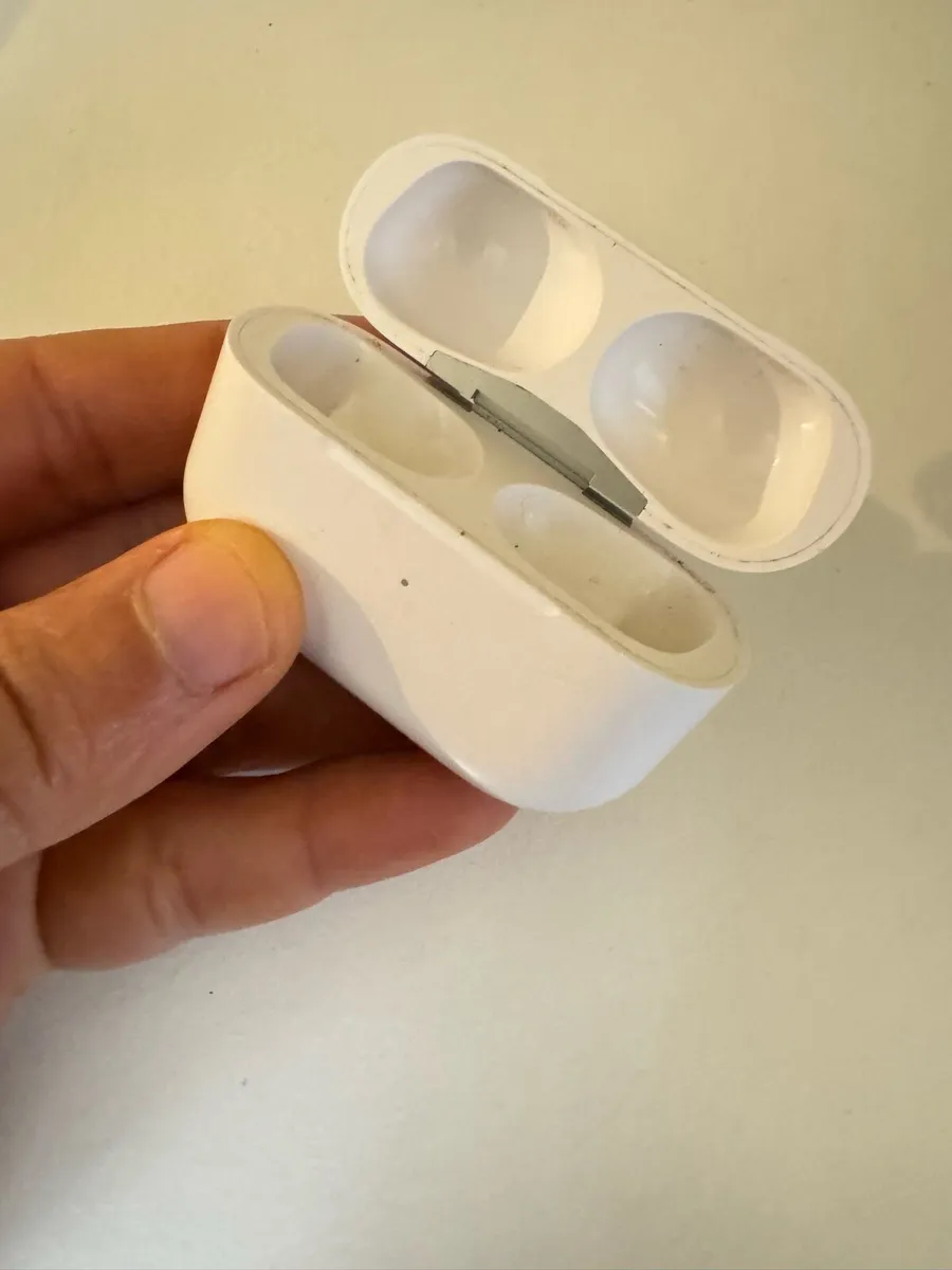 Apple charging Case - Image 4